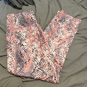 Yoga pants with pockets